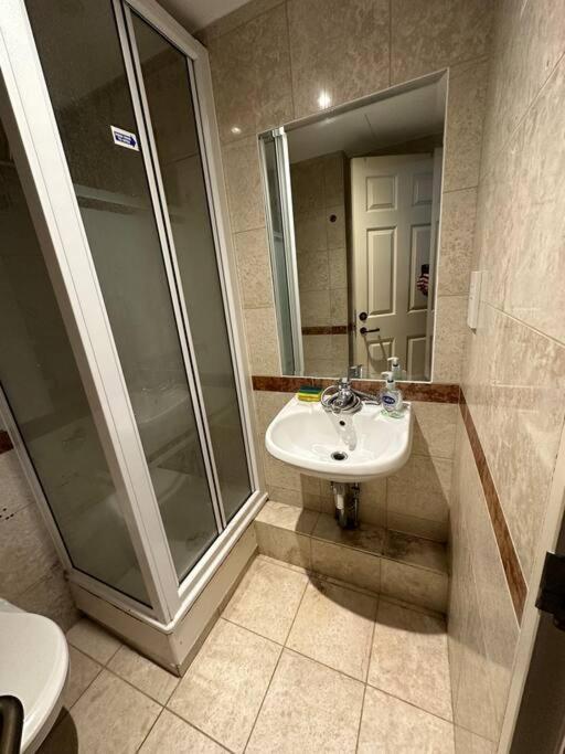A 2 Standard Bedrooms Flat London Ngoại thất bức ảnh